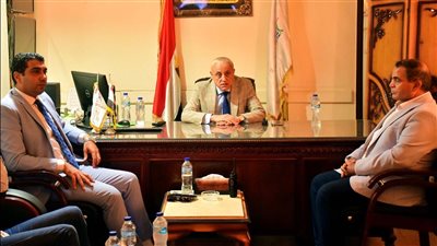 محافظ الأقصر يوجه بمراجعة لافتات المنشآت التجارية وتطبيق عناصر الهوية البصرية