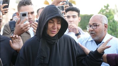 انهيار مفيدة شيحة أثناء تشييع جثمان والدتها.. صور