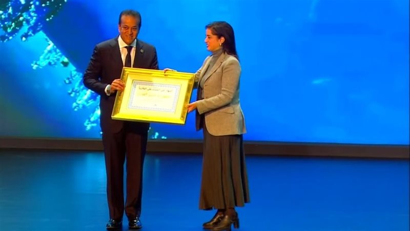 جانب من تسليم الشهادة