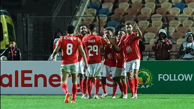 الأهلى يتسلح بالسداسية الأفريقية لإستعادة قمة الدوري أمام المصري الليلة