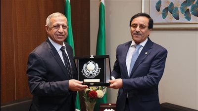 رئيس الأكاديمية العربية يستقبل مدير عام المنظمة العربية للتنمية الإدارية بفرع الأكاديمية بجنوب الوادي 