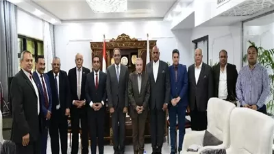 محافظ قنا يستقبل وفدًا من وزارة الشباب لبحث التعاون وتطوير المنشآت الرياضية