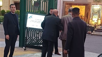 يسرا ولطفى لبيب ومحمود قابيل يقدمون العزاء في الفنان الراحل نبيل الحلفاوى