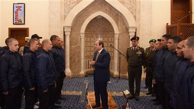 الرئيس السيسي يناقش الطلاب المتقدمين للكليات العسكرية ويؤدى معهم فريضة الصلاة
