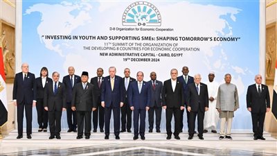 القادة والزعماء المشاركون فى قمة الثمانى النامية يلتقطون صورة تذكارية