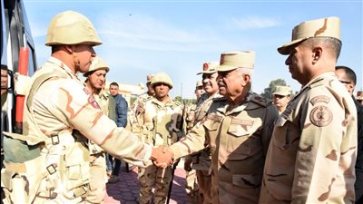 وزير الدفاع يتفقد أحد تشكيلات قوات الدفاع الجوى ويلتقى عددًا من المقاتلين