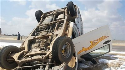 إصابة شخصين إثر انقلاب سيارة نقل بالطريق الإقليمى