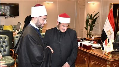 وزير الأوقاف يستقبل الشاب محمود نجاح أبو زينة «صاحب واقعة القطة الشهيرة» 