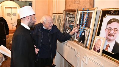 وزير الأوقاف يزور الفنان رشوان توفيق للاطمئنان على صحته