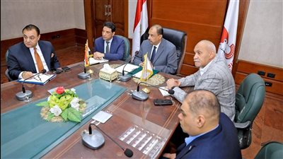 محافظ سوهاج يبحث خطة المحافظة للتوسع فى إقامة معارض السلع الغذائية