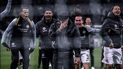 عمر مرموش يودع جماهير إينتراخت فرانكفورت بالدموع.. صور
