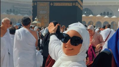 منا عادل تؤدي مناسك العمرة بعد انتهاء عرض مسرحية الطيبين.. صور