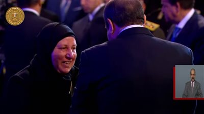 أم البطل عمر القاضى تهدى الرئيس السيسي سلسلة خاصة بالشهيد