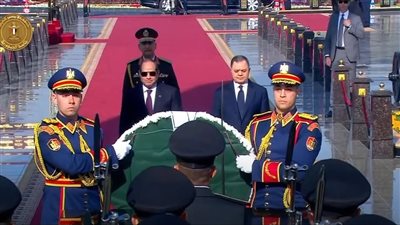 الرئيس السيسي يضع إكليلًا من الزهور على النصب التذكارى لشهداء الشرطة