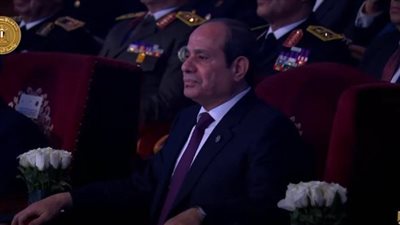 الرئيس السيسي يشاهد فيلمًا عن جهود الداخلية لمواجهة الجرائم الإلكترونية