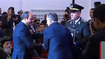 وزير الداخلية يقدم للرئيس السيسي هدية تذكارية بمناسبة احتفال عيد الشرطة الـ73