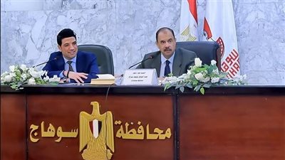 محافظ سوهاج يستمع إلى مطالب وشكاوى المواطنين فى اللقاء الجماهيرى