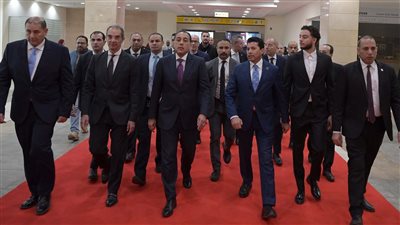 رئيس الوزراء يتفقد عددًا من أجنحة معرض ومؤتمر 