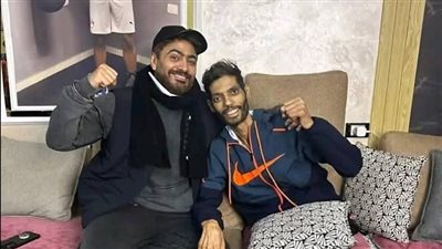 بعد إعلانه التكفل بعلاجه.. تامر حسني يزور إبراهيم شيكا لاعب الزمالك السابق