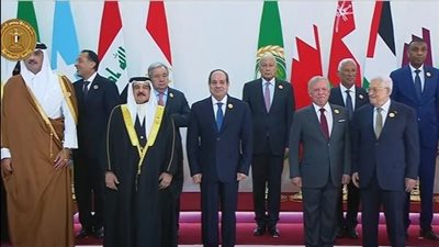 الرئيس السيسي يتوسط صورة تذكارية للقادة المشاركين فى القمة العربية