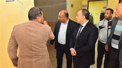 محافظ أسيوط يتفقد إدارة التضامن الاجتماعى بالغنايم ويستمع لشكاوى المواطنين