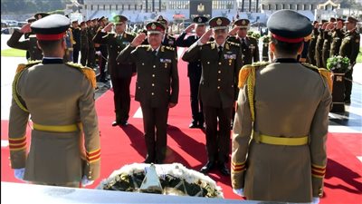 الرئيس السيسي ينيب وزير الدفاع لوضع إكليل زهور على النصب التذكارى لشهداء القوات المسلحة.. صور