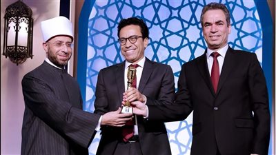 الفنان سامح حسين يهدي برنامجه (قطايف) للتليفزيون المصري 