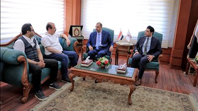 محافظ سوهاج يستقبل نائب وزير الصحة لمتابعة تطوير المنظومة الطبية