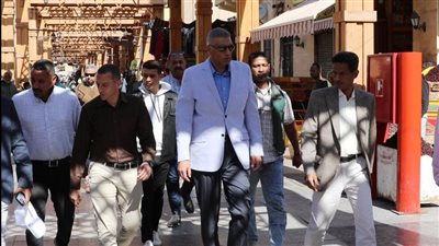 محافظ أسوان يتفقد الممشى السياحى الجديد بطول 2400 متر
