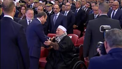 الرئيس السيسي يصافح أحمد عمر هاشم خلال احتفالية ليلة القدر