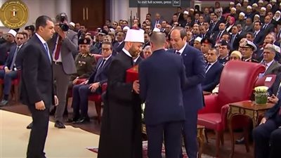 وزير الأوقاف يهدي الرئيس السيسي نسخة من كتاب 