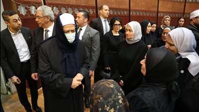 رغم مرضه.. الإمام الأكبر يقدم العزاء لأسرة الدكتور رئيس جامعة الأزهر السابق