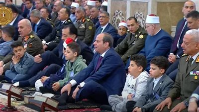 الرئيس السيسي يؤدي صلاة عيد الفطر المبارك بمسجد المشير طنطاوى 