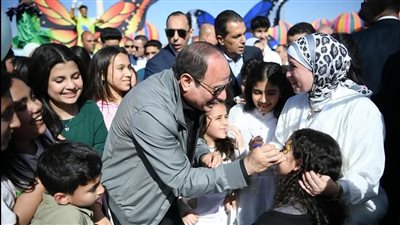 الرئيس السيسي يشارك أبناء الشهداء احتفال عيد الفطر وتوزيع الألعاب على الأطفال