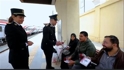 الداخلية توزع الهدايا على المواطنين احتفالًا بعيد الفطر.. فيديو