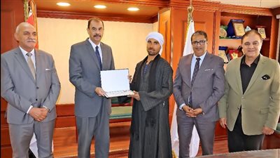 محافظ سوهاج يكرم 11 من أهالي 