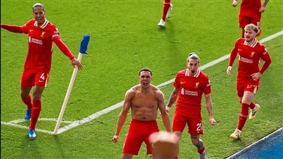 ليفربول يفوز على ليستر سيتي ويقترب من حسم لقب الدوري الإنجليزي