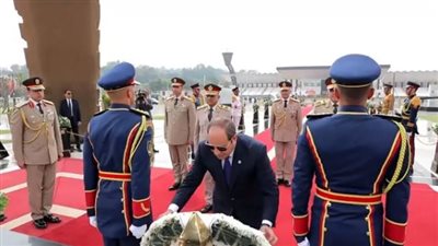 شاهد.. الرئيس السيسي يضع إكليل الزهور على النصب التذكارى لشهداء القوات المسلحة