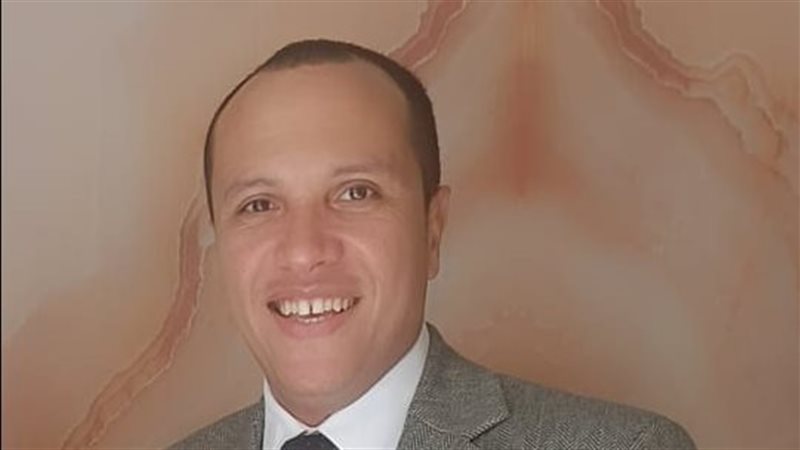 الكاتب الصحفي مصطفى