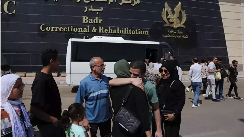 لحظة الإفراج عن النزلاء