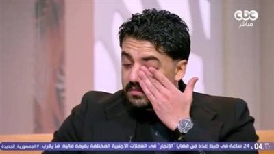 الفنان إسلام جمال ينهار باكيًا خلال حديثه عن المنتجين الأربعة المتوفين