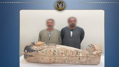 المتهمان بحوزتهما القطع الاثرية المضبوطة  