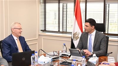 وزير الصناعة يبحث مع شركة 