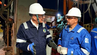 خلال جولته بالصحراء الغربية.. وزير البترول والثروة المعدنية يتفقد العمل بالوردية الليلية ويبيت مع العاملين على الحفار EDC 73