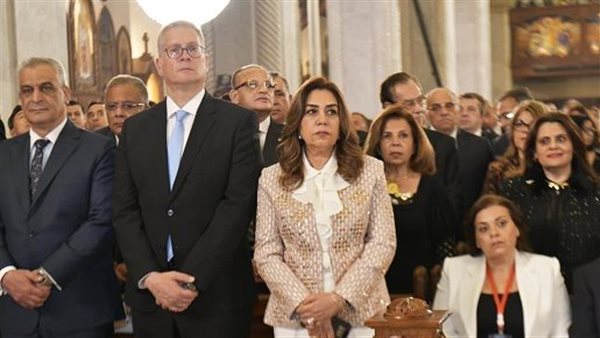 وزيرة التنمية المحلية تشهد قداس عيد القيامة بالكاتدرائية