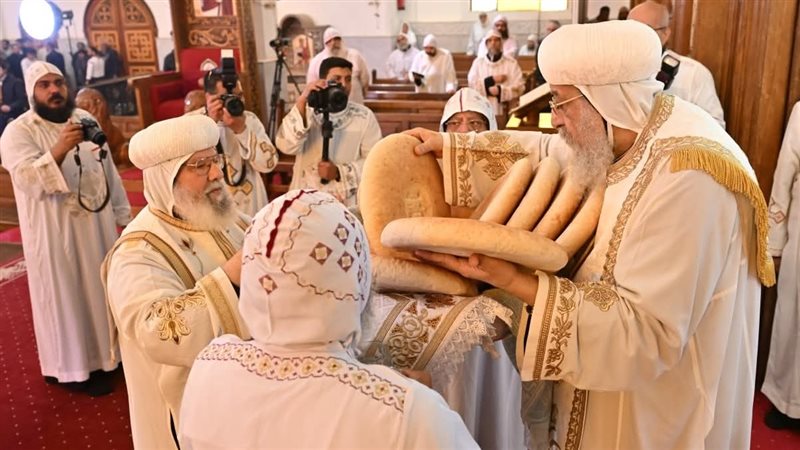 البابا تواضروس يُصلي