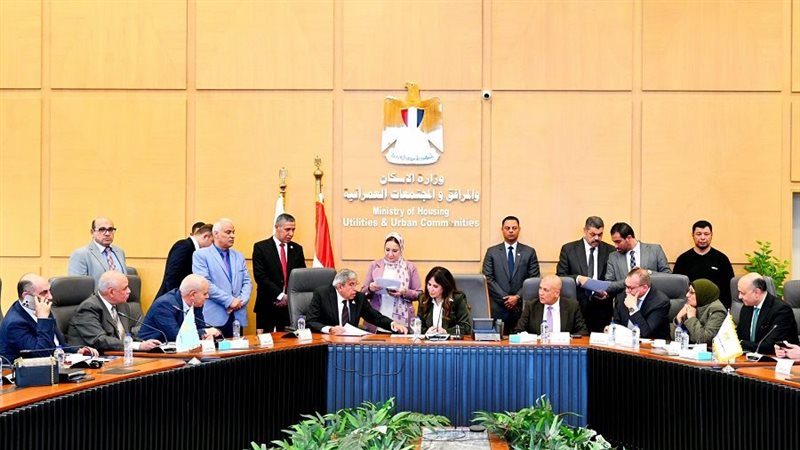 وزيرة الإسكان تلتقي