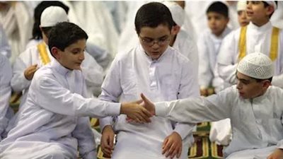 ما حكم المصافحة بين المصلين بعد صلاة الجماعة ؟.. الإفتاء توضح 