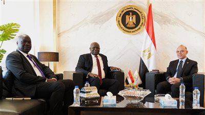  وزير الاستثمار والتجارة الخارجية يبحث مع نظيره بجنوب السودان تعزيز التعاون الاستثماري والتجاري
