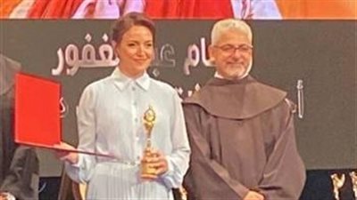 ريهام عبدالغفور تهدي جائزة أفضل ممثلة لروح والدها وأسرتها